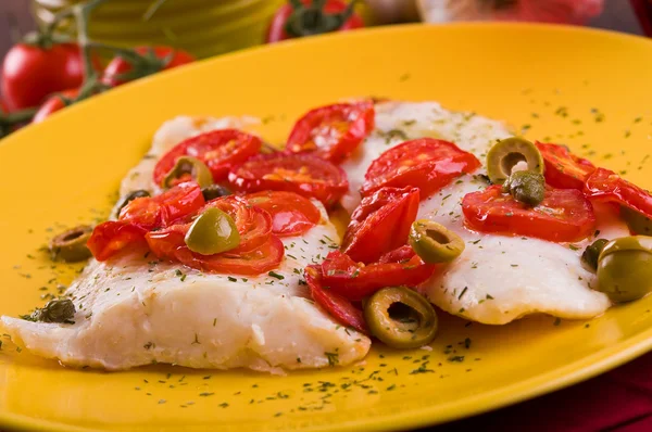 Filetto di pesce con pomodorini e olive . — Foto Stock