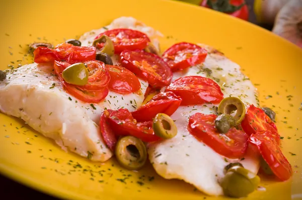 Filetto di pesce con pomodorini e olive . — Foto Stock