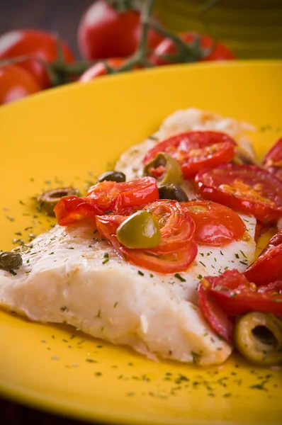 Filé de peixe com tomate cereja e azeitona . — Fotografia de Stock