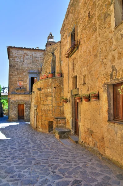 Переулок. Civita di Bagnoregio. Лацио. Италия . — стоковое фото