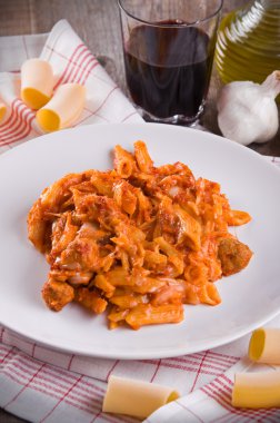 fırın makarna pişmiş.