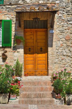 ahşap kapı. San gemini. Umbria. İtalya.