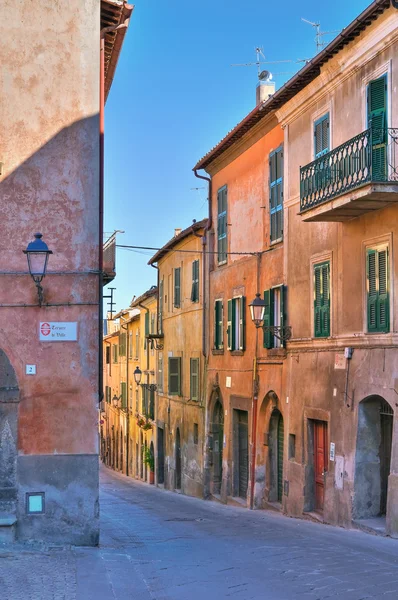 Переулок. Tuscania. Лацио. Италия . — стоковое фото