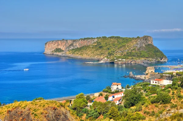 Dino eiland. Praia een merrie. Calabria. Italië. — Stockfoto