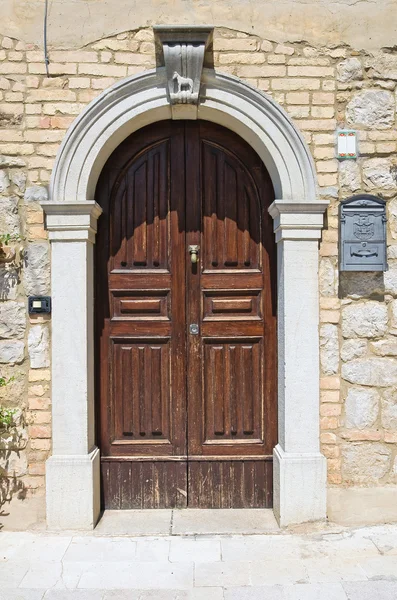 Ahşap kapı. Sant'Agata di puglia. Puglia. İtalya. — Stok fotoğraf