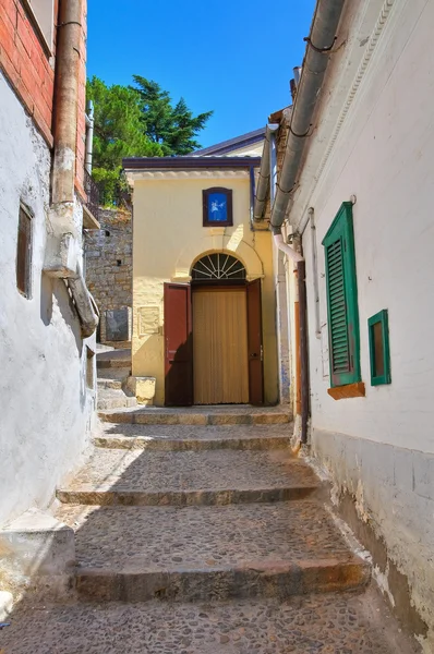 Переулок. Sant 'Agata di Puglia. Апулия. Южная Италия . — стоковое фото