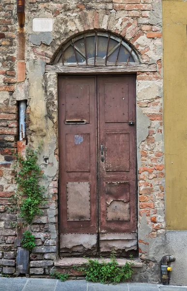 Houten deur. Piacenza. Emilia-Romagna. Italië. — Stockfoto