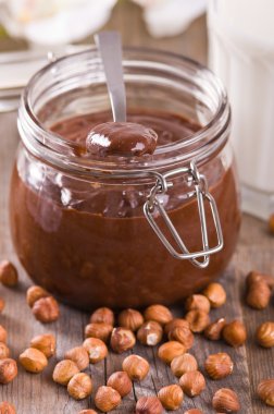 Çikolatalı fındık yayıldı.