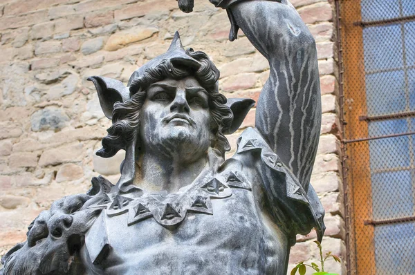 Estatua de bronce. Grazzano Visconti. Emilia-Romaña. Italia . —  Fotos de Stock