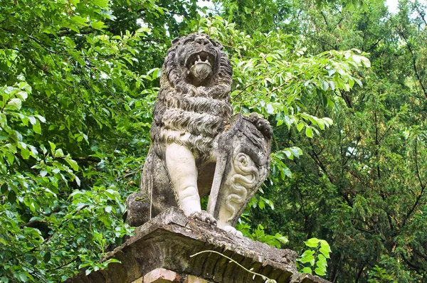 Estatua de piedra. Grazzano Visconti. Emilia-Romaña. Italia . —  Fotos de Stock