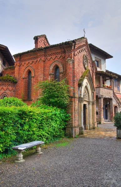 Gotisk kyrka. Grazzano visconti. Emilia-Romagna. Italien. — Stockfoto