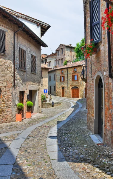 Para o beco. Castell 'arquato. Emilia-Romagna. Itália . — Fotografia de Stock