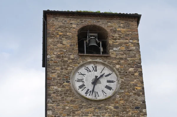 Torre do relógio. Fornovo di Taro. Emilia-Romagna. Itália . — Fotografia de Stock