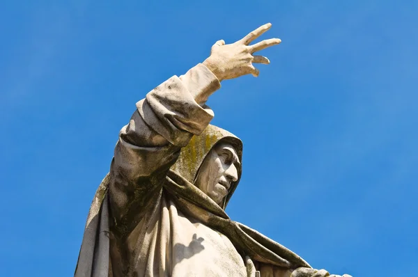 Girolamo savonarola standbeeld. Ferrara. Emilia-Romagna. Italië. — Stockfoto