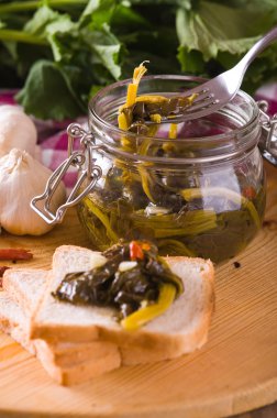 Dilimlenmiş ekmek ile şalgam başında petrol altında.