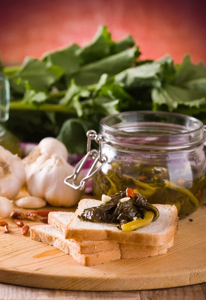 Pane affettato con cime di rapa sotto olio . — Foto Stock