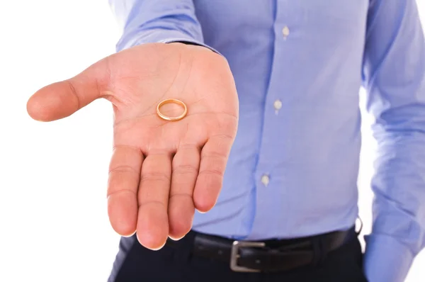 Joven hombre sosteniendo anillo de bodas de oro . — Foto de Stock