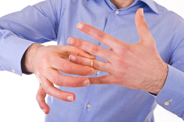 adam altın yüzüğü alarak.