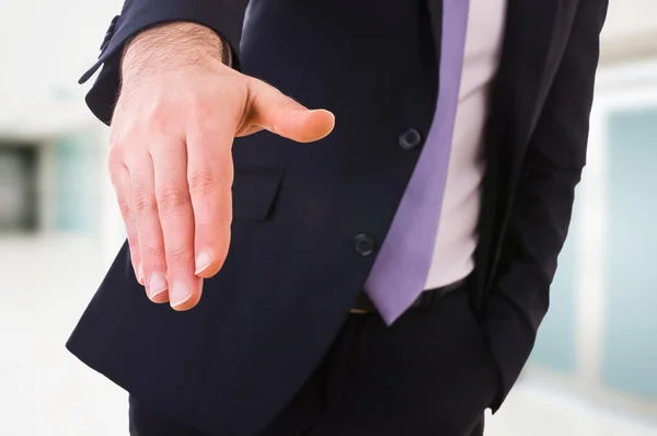 Hombre de negocios dando la mano . — Foto de Stock