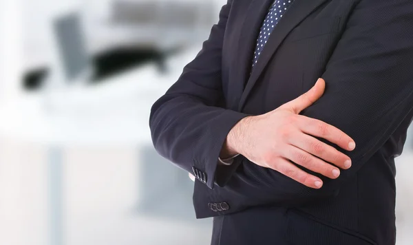 Zakenman met gekruiste armen. — Stockfoto