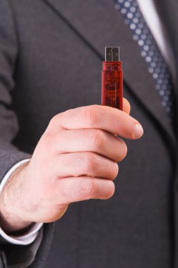 işadamı gösteren usb sopa.
