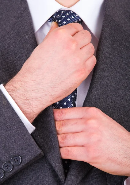 Hombre de negocios ajustando su corbata . — Foto de Stock