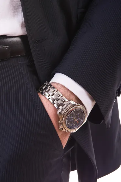 Mano de hombre de negocios en el bolsillo con reloj de pulsera . — Foto de Stock