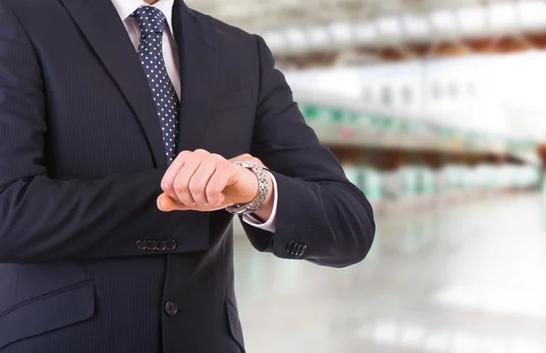 Zakenman tijd op zijn horloge controleren. — Stockfoto