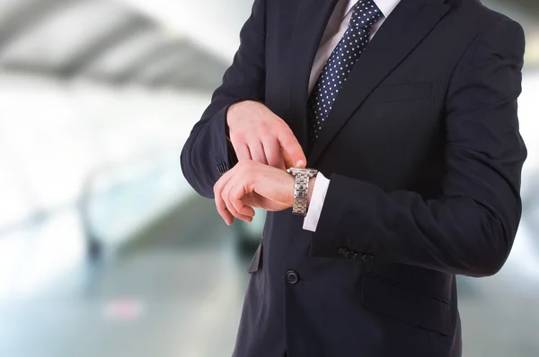 Geschäftsmann zeigt auf seine Armbanduhr. — Stockfoto