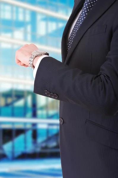 Zakenman tijd op zijn horloge controleren. — Stockfoto