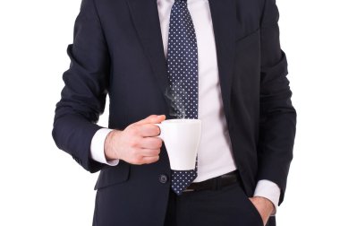 İş adamı elinde bir fincan kahve tutuyor..