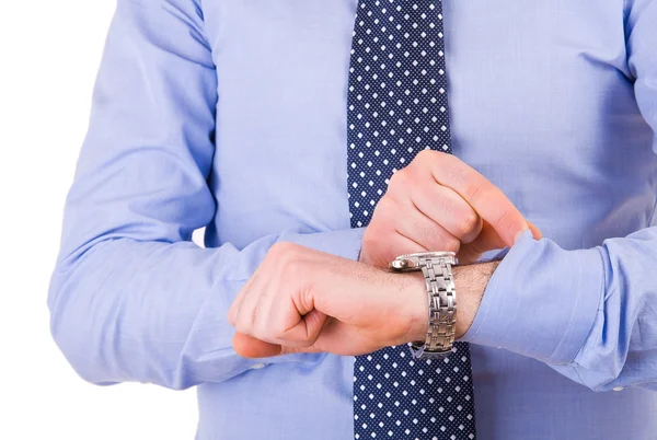 Homme d'affaires vérifiant l'heure sur sa montre-bracelet . — Photo