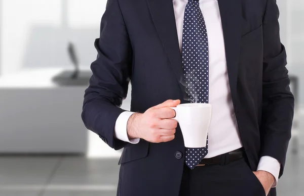 Hombre de negocios sosteniendo una taza de café. — Foto de Stock