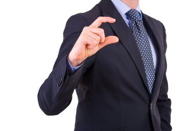 İşadamı parmaklarıyla küçük bir el hareketi yapıyor..