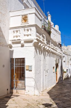 Ara sokakta. Mottola. Puglia. İtalya.