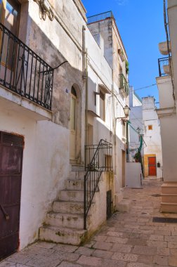 Ara sokakta. Mottola. Puglia. İtalya.