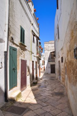Ara sokakta. Mottola. Puglia. İtalya.