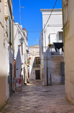 Ara sokakta. Mottola. Puglia. İtalya.