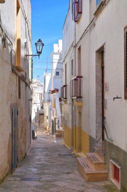 Ara sokakta. Mottola. Puglia. İtalya.