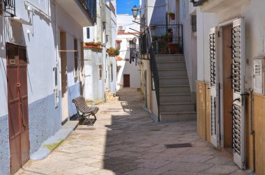 Ara sokakta. Mottola. Puglia. İtalya.