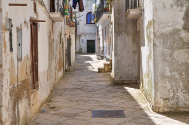 Ara sokakta. Mottola. Puglia. İtalya.