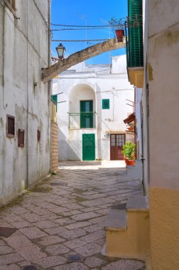 Ara sokakta. Mottola. Puglia. İtalya.