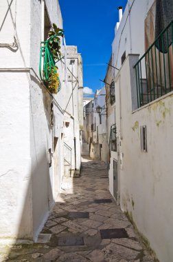 Ara sokakta. Mottola. Puglia. İtalya.