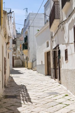 Ara sokakta. Mottola. Puglia. İtalya.