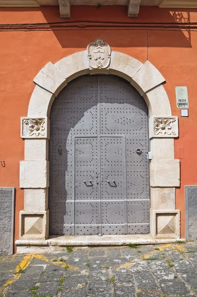 Деревянная дверь. Мелфи. Ликата. Италия . — стоковое фото