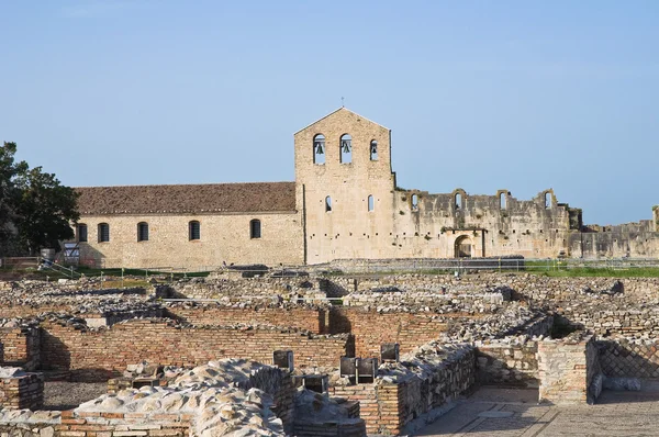 Kostel ss. trojice. venosa. Basilicata. Itálie. — Stock fotografie