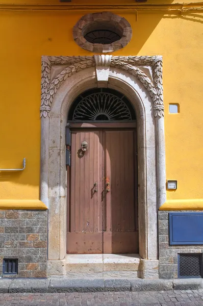 Houten deur. Melfi. Basilicata. Italië. — Stockfoto