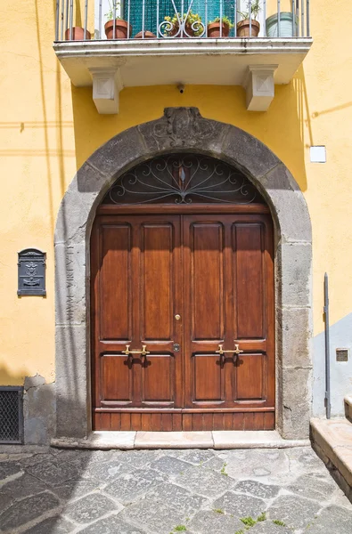 Houten deur. Melfi. Basilicata. Italië. — Stockfoto