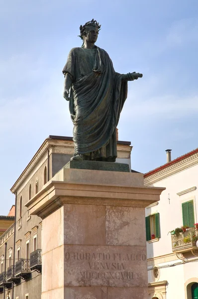 Orazio flacco 的雕像。红螺。巴西利卡塔。意大利. — 图库照片