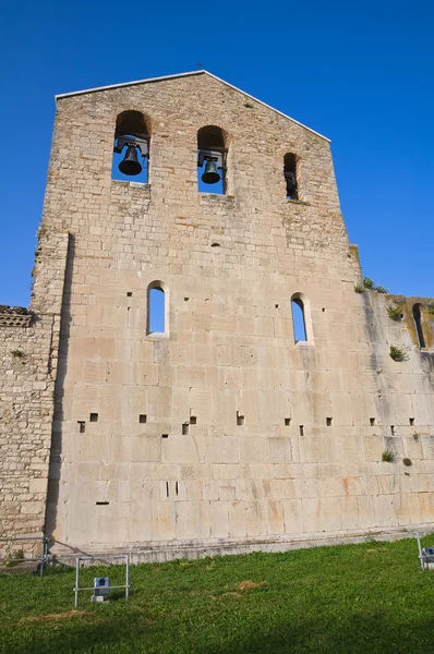 Kostel ss. trojice. venosa. Basilicata. Itálie. — Stock fotografie